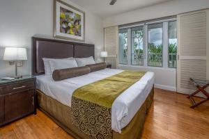 Un dormitorio con una cama grande y una ventana. en Beach Club Palm Cove Serenity Wing 3 Bed Penthouse, en Palm Cove 28 fotos más