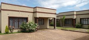 una casa con una entrada de ladrillo delante de ella en Fully Furnished Apartment in Chililabombwe en Chililabombwe