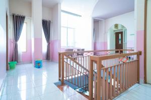 a hallway with a staircase in a house at RedDoorz Syariah near Taman Siring 2 in Benuaanyar