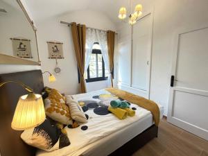 un dormitorio con una cama con animales de peluche en AGPI Fuerteventura Apartments Internet Fibra WIFI GRATIS, en Costa Calma