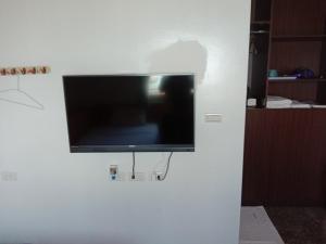 a flat screen tv hanging on a white wall at 雲台客棧民宿 in Nangan