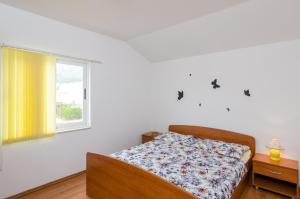 een slaapkamer met een bed en een raam bij Apartments with a parking space Orebic, Peljesac - 643 in Orebić