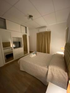 ein Schlafzimmer mit einem Bett und einem großen Spiegel in der Unterkunft Bitcoin's House II. Laguna Brava in Corrientes