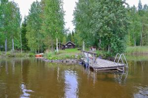 ein Holzsteg in der Mitte eines Sees in der Unterkunft Pohjantilan Hirsituvat - Pohjantähti in Kontiolahti