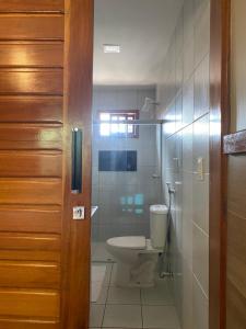 uma casa de banho com um WC e uma cabina de duche ao nível do chão em Le Rêve Pousada e Restaurante em Guaramiranga
