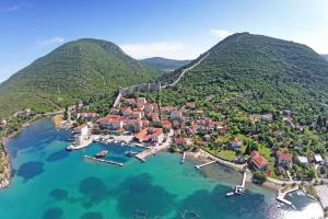 una vista aérea de una pequeña isla en el agua en Apartments and rooms with parking space Mali Ston (Peljesac) - 14434, en Mali Ston