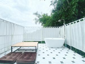 Ванная комната в La Maison Blanche Chiang Rai Resort