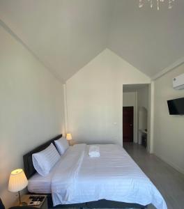Кровать или кровати в номере La Maison Blanche Chiang Rai Resort