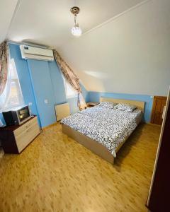 a bedroom with a bed and a tv in it at Casa de Greta in Svityazʼ