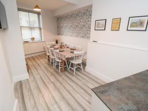 ein Esszimmer mit Tisch und Stühlen in der Unterkunft 1 Princess Street in Scarborough