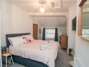 ein Schlafzimmer mit einem Bett und einem Fernseher darin in der Unterkunft 1 Princess Street in Scarborough