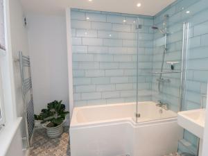 ein Badezimmer mit Badewanne und Glasdusche in der Unterkunft 1 Princess Street in Scarborough + 20 Fotos