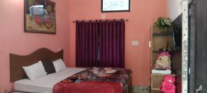 um pequeno quarto com uma cama e uma janela em Peaceful Home Stay em Khajurāho