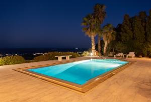Bazén v ubytování Villa Francia with Seaview and private Swimming Pool nebo v jeho okolí