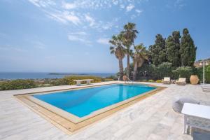 Bazén v ubytování Villa Francia with Seaview and private Swimming Pool nebo v jeho okolí