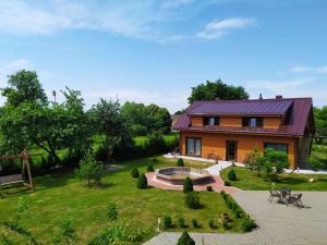 uma vista aérea de uma casa com um jardim em "Trakaitis" apartments & holiday homes em Trakai