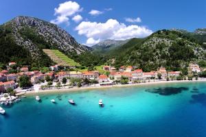 an aerial view of a small island in the water at Studio Trstenik 4566b in Trstenik