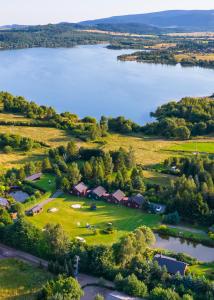 una vista aérea de un campo de golf junto a un lago en Stanica pod Zadzierną Kemping Domki letniskowe, en Lubawka