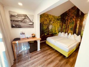 une chambre avec un lit et un bureau avec un tableau dans l'établissement Casa da Carmen Boutique & Private Spa, à Mezzolombardo 87 autres photos