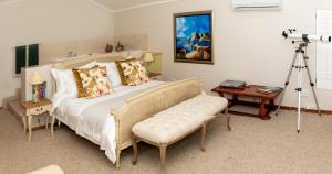1 dormitorio con 1 cama con una cámara en un trípode en Villa Ten en Paternoster