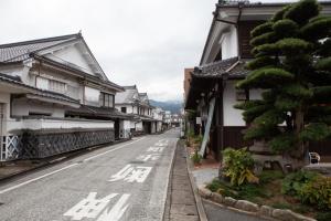 una calle en una ciudad asiática con un pino en Chikugo Yoshii Guest House IKUHA - Vacation STAY 00064v, en Ukiha