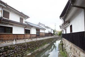 un canal en el patio de un edificio en Chikugo Yoshii Guest House IKUHA - Vacation STAY 00064v, en Ukiha