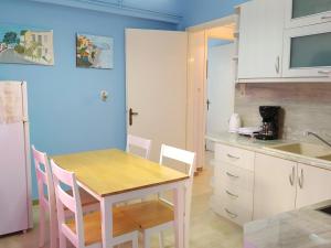 cocina con mesa y sillas en una habitación en Als Plomari - Sea View Apartment, en Plomari