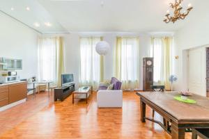 sala de estar con mesa y comedor en Feelathome Apartments on Millionnaya, en San Petersburgo