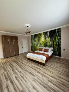 1 dormitorio con cama y ventana grande en Soft Villa, en Gabala