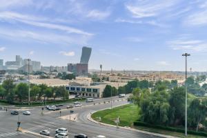 uma vista de uma cidade com carros em uma estrada em Adagio Abu Dhabi Al Bustan em Abu Dhabi