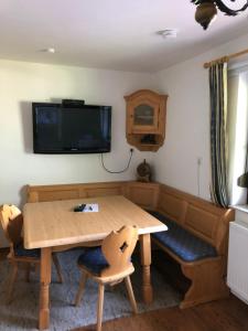 Televízia a/alebo spoločenská miestnosť v ubytovaní Ferienwohnung im Nationalpark Gesäuse