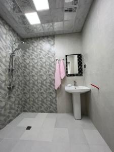 y baño con lavabo y espejo. en Soft Villa, en Gabala