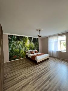 1 dormitorio con 1 cama y un mural de bambú en Soft Villa, en Gabala
