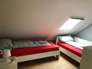 una camera con letto rosso e finestra di Flensburg Zentrum 50 04 a Flensburgo