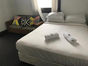 Postel nebo postele na pokoji v ubytování Charing Cross Hotel