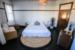 Postel nebo postele na pokoji v ubytování Charing Cross Hotel
