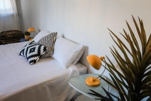 Postel nebo postele na pokoji v ubytování Charing Cross Hotel