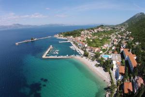 eine Luftansicht auf einen Strand mit einem Resort in der Unterkunft Seaside holiday house Trpanj, Peljesac - 16703 in Trpanj