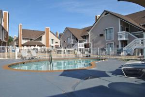 una piscina en medio de un patio con casas en Best Western Fishkill Inn & Suites, en Fishkill