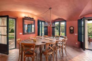 - une salle à manger avec une table et des chaises en bois dans l'établissement Flateli Mas Llop, à Sant Climent de Peralta