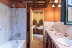a bathroom with two sinks and a bath tub at Flateli Mas Llop in Sant Climent de Peralta +28 photos