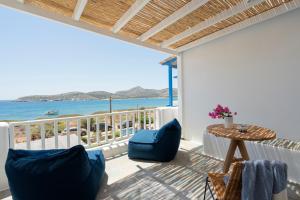a balcony with a view of the ocean at KAMEO, Antiparos in Antiparos