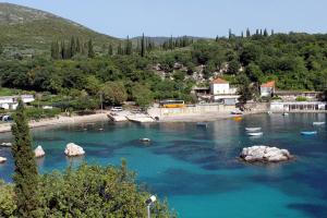 un cuerpo de agua con botes dentro en Apartments and rooms by the sea Molunat, Dubrovnik - 17143, en Gruda