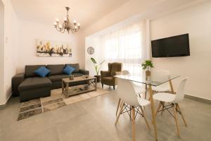 Televízia a/alebo spoločenská miestnosť v ubytovaní Apartamento Ribera del Genil Centro