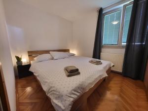 ein Schlafzimmer mit einem Bett mit zwei Handtüchern darauf in der Unterkunft Sava river house - apartments in Bled