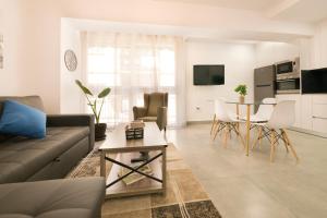 a living room with a couch and a table at Apartamento Ribera del Genil Centro in Granada