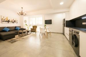 Televízia a/alebo spoločenská miestnosť v ubytovaní Apartamento Ribera del Genil Centro