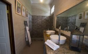 Koupelna v ubytování Le Comfort (self catering) + 30 fotografií