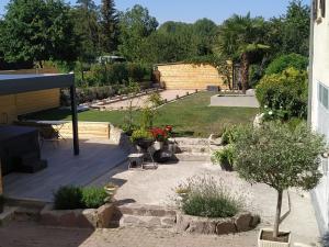 um quintal com um jardim com um parque de skate em Le Temps retrouvé em Concevreux