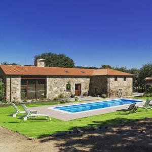 una casa con piscina frente a ella en CASA DO LEAL SILVER WAY, en Silleda